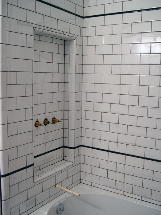 bathrooms_with_white_subway_tile_23