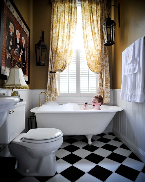 black_and_white_bathroom_tiles_in_a_small_bathroom_29