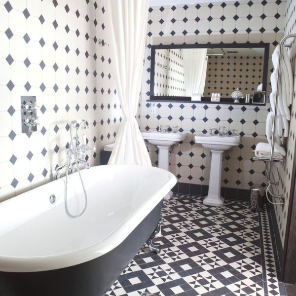 black_and_white_bathroom_wall_tile_designs_21