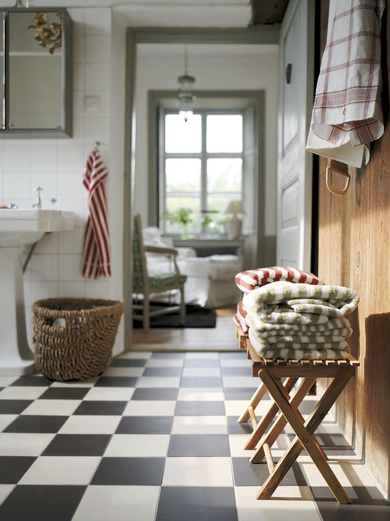 black_and_white_checkered_bathroom_tile_30