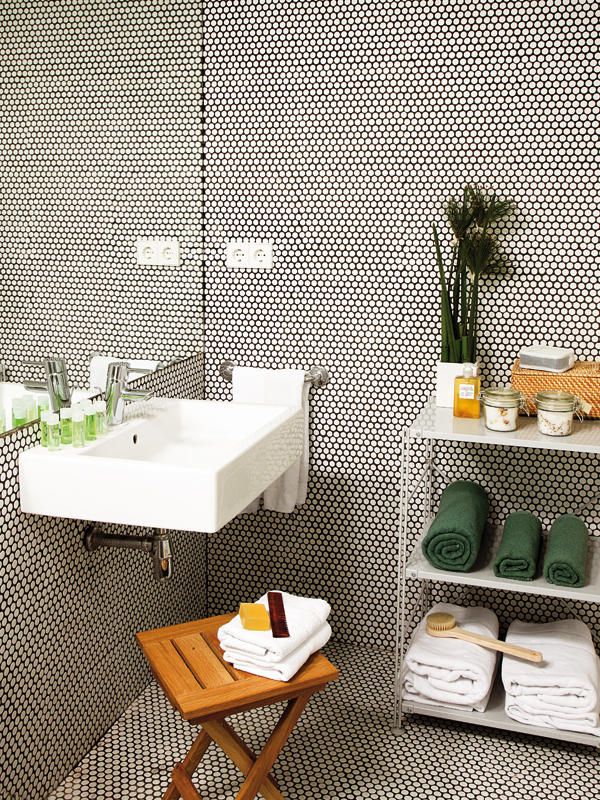 black_and_white_hexagon_bathroom_floor_tile_28