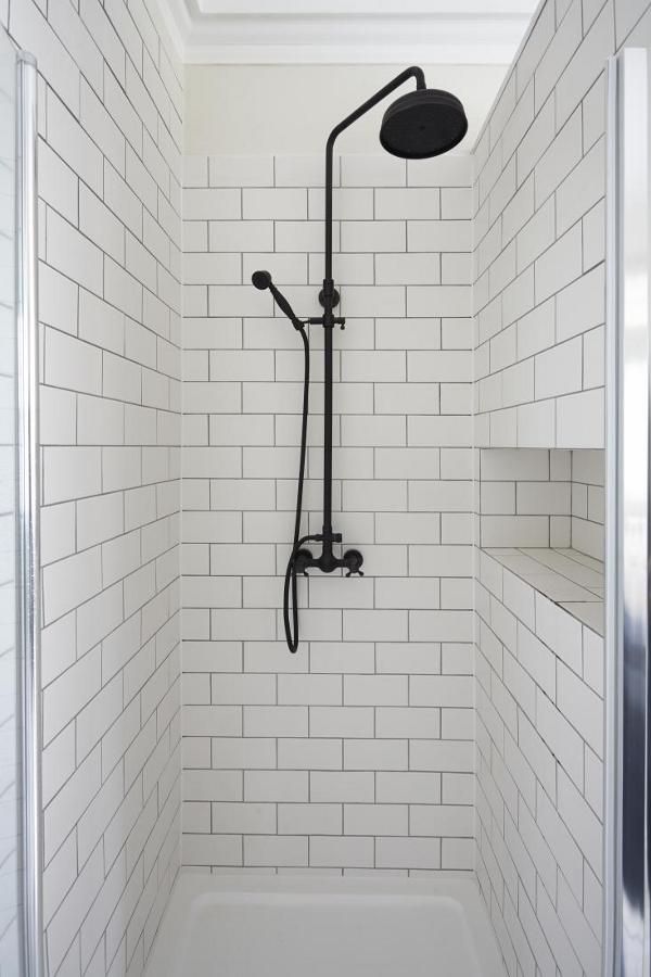 black_and_white_subway_tile_bathroom_16