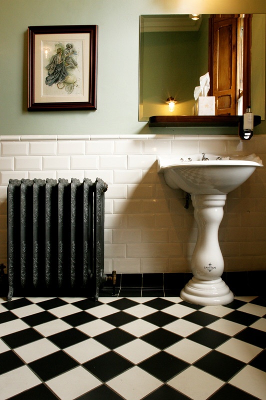 black_and_white_victorian_bathroom_tiles_25