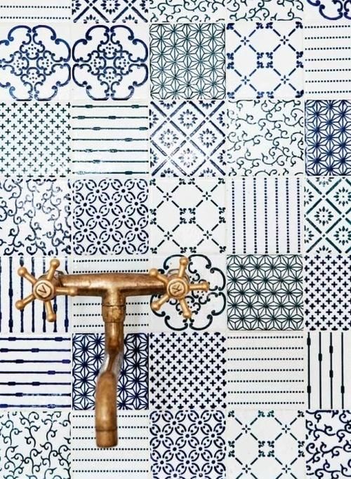 blue_and_white_bathroom_tile_19