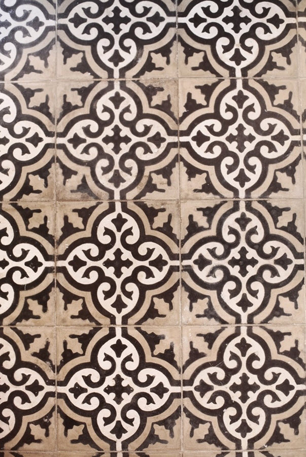 brown_and_white_bathroom_tiles_18