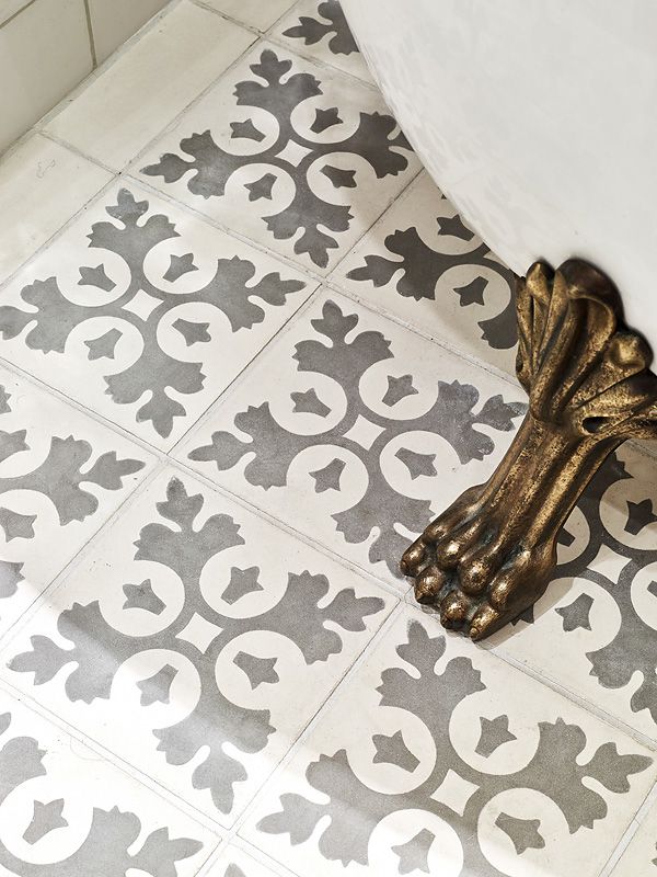 grey_and_white_bathroom_floor_tiles_2