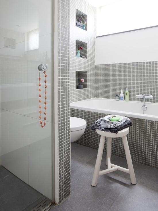 grey_and_white_bathroom_tile_ideas_30