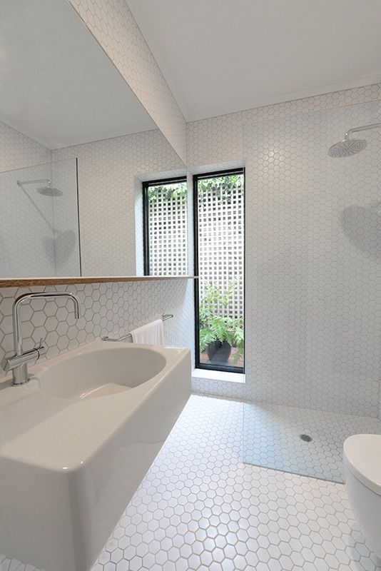 white_hexagon_bathroom_tile_34