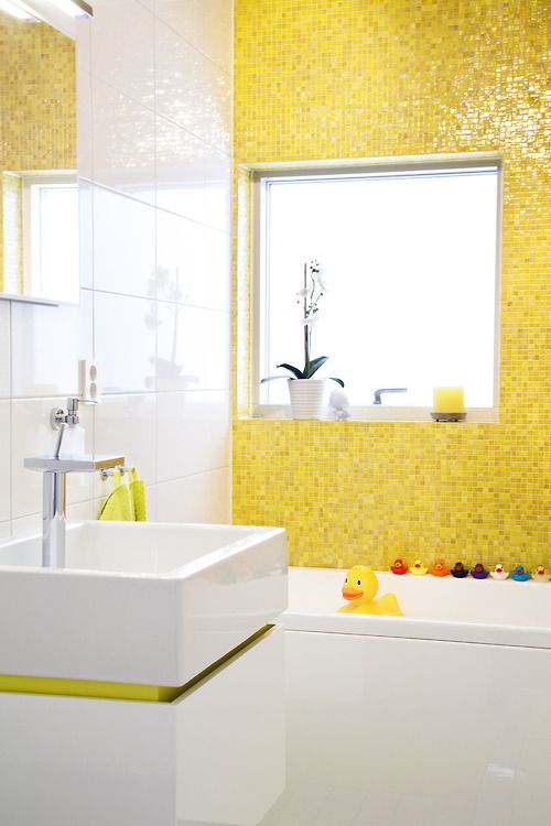 yellow_and_white_bathroom_tiles_2