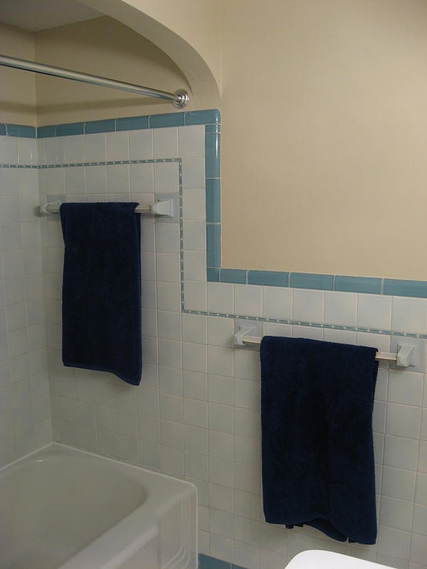 retro_blue_bathroom_tile_37