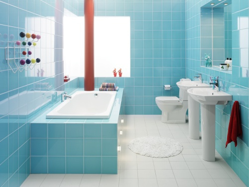 Soothing-Blue-Bathroom-Design-With-Vintage-Style-Bathtub