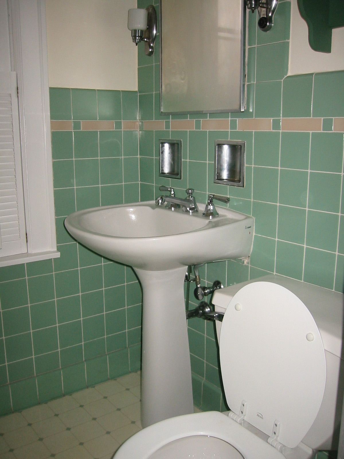 simple-1930s-bathroom-design-with-green-wall-tiles