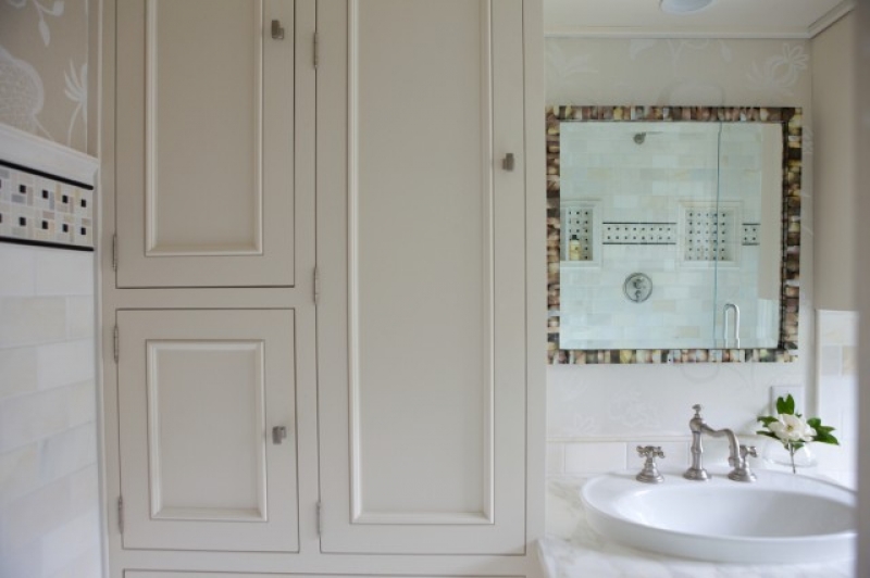 17086-greige-floral-wallpaper-marble-subway-tiles-backsplash-ivory-bathroom_800x600