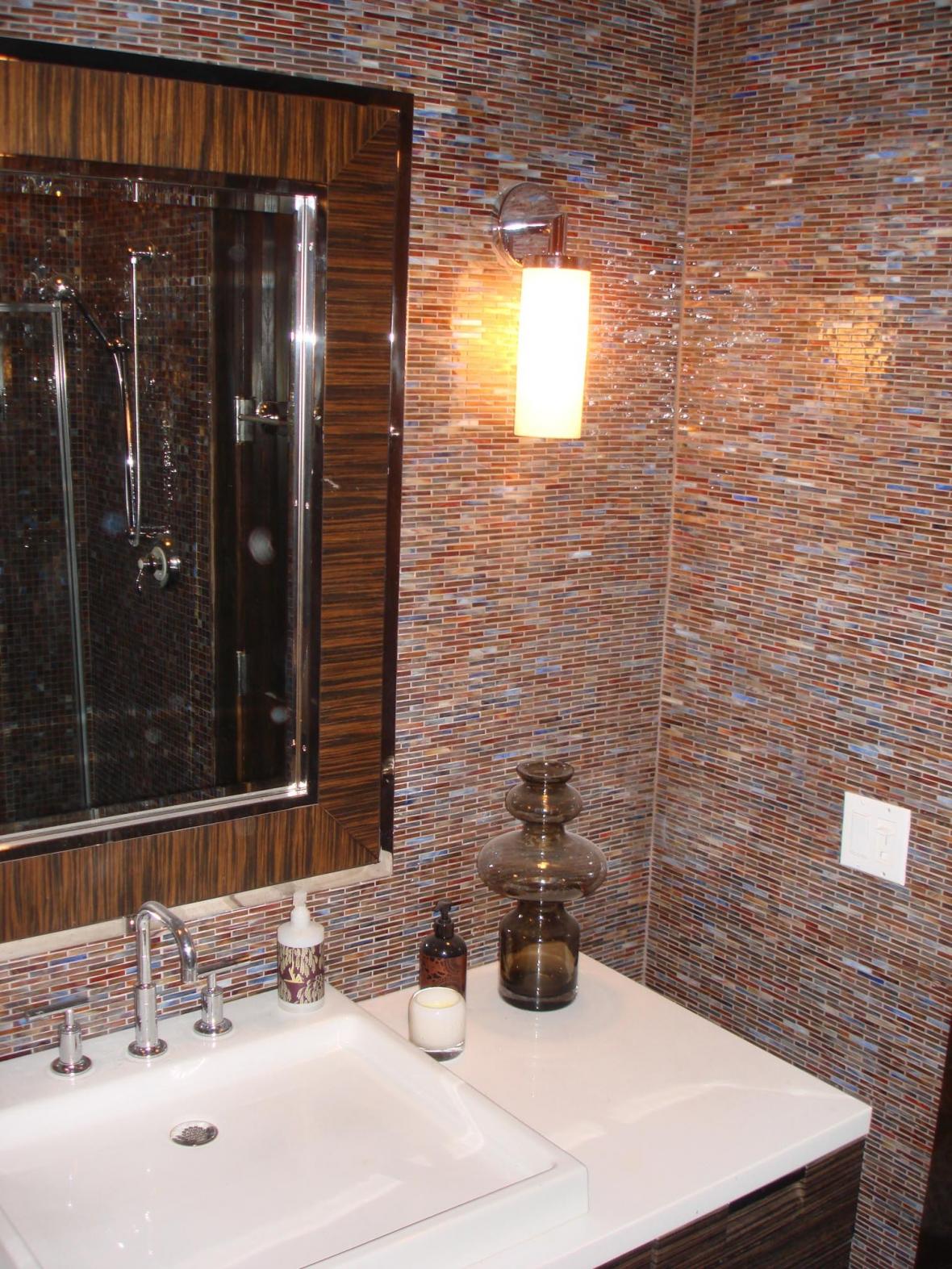 30 interesting ideas glass tile accent wall bathroom