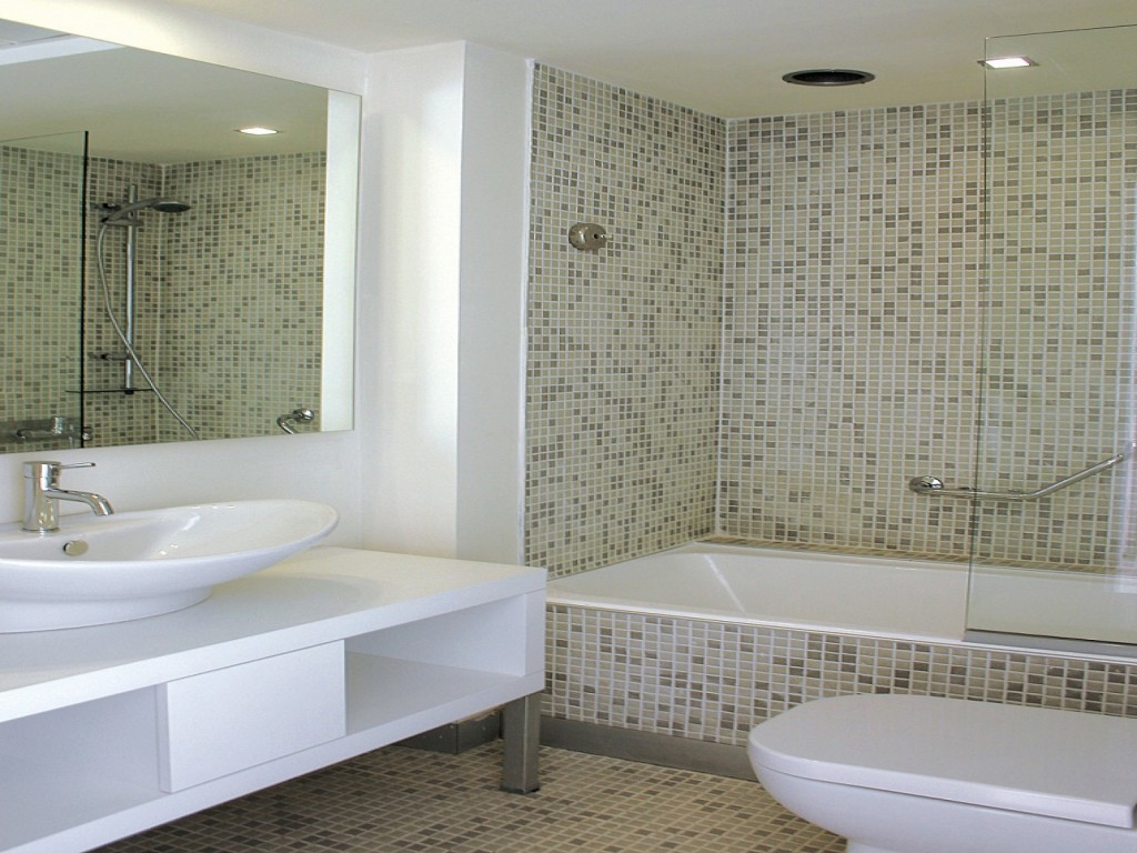 31 Interesting Ideas Glass Tile Accent Wall Bathroom 2020