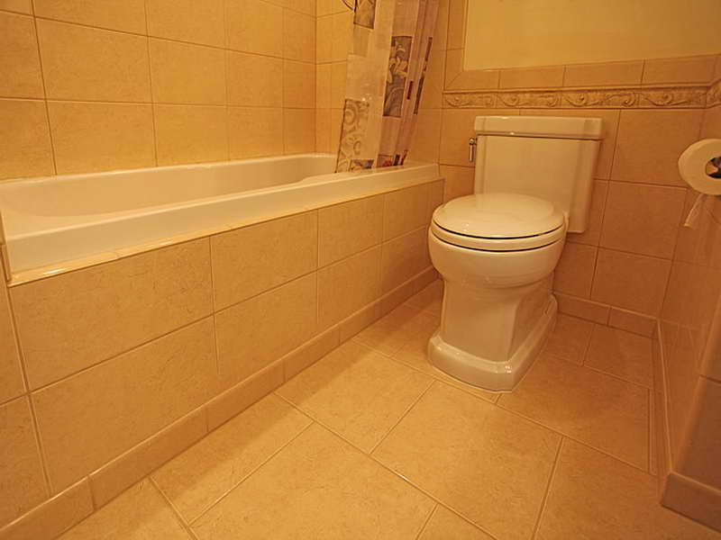 Tiling-Bathroom-Designs-with-regular-style