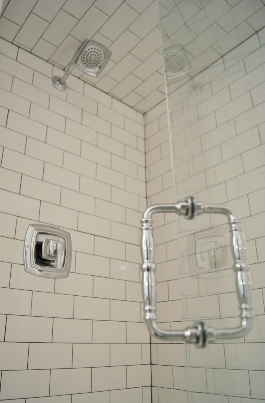 bathroom-walk-in-shower-features-classic-white-subway-tiles-bathroom-home-design-photos-subway-tile-bathroom-900x1367