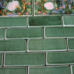 field-tile-with-morris-pimpernel-border--MjkyLTE5OTU1Ljk5NDg5