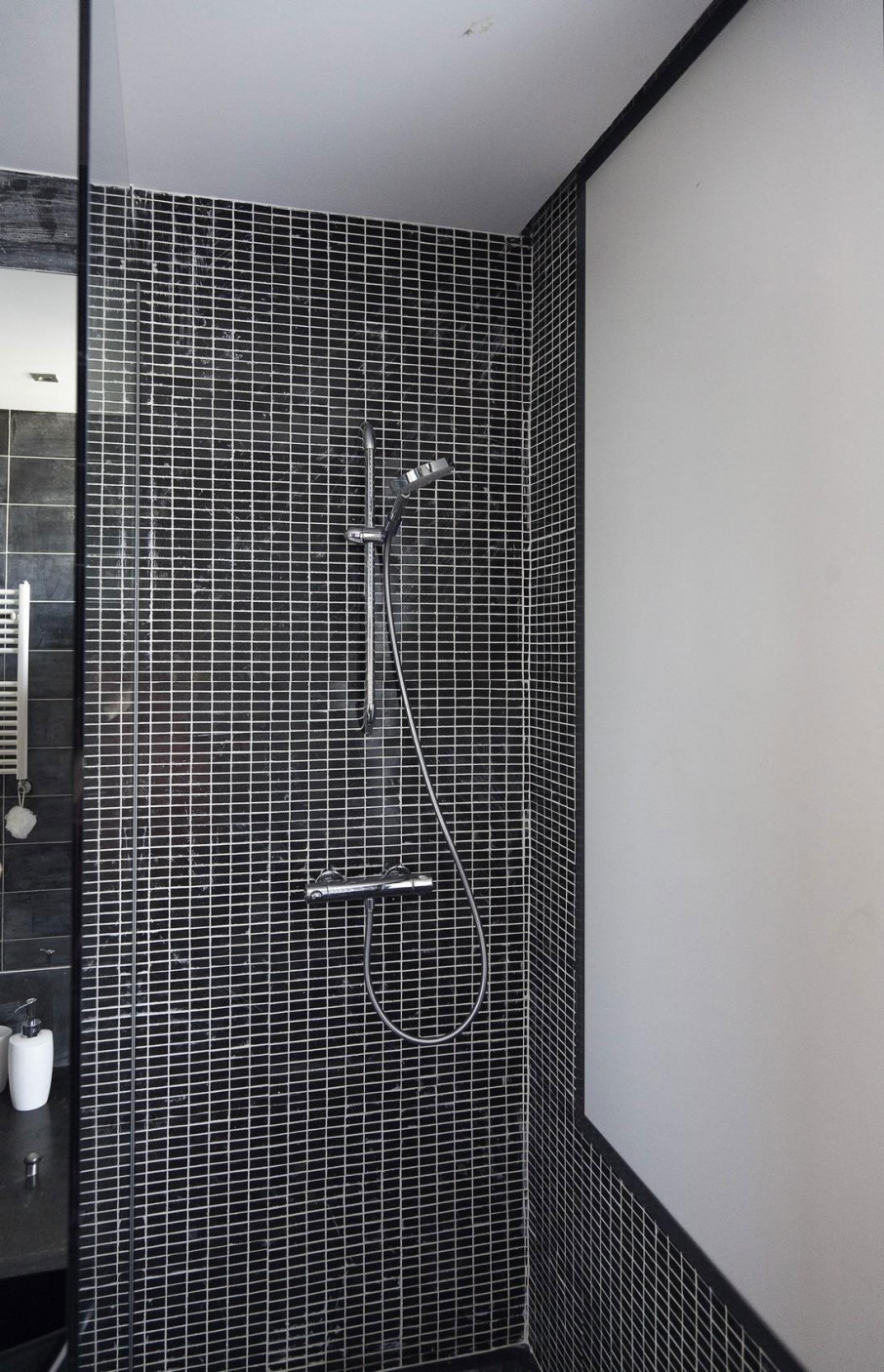 interior-bathroom-cool-bathroom-design-using-a-black-glass-mosaic-tiles-are-also-white-ceiling-and-thermostat-hand-shower-set-with-sliding-rail-with-wall-glass-tiles-and-bathroom-tile-decorating-idea