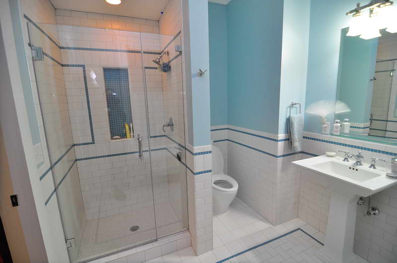 the-bathroom-wall-tile-ideas-for-your-bathrooms-with-light-blue-towel