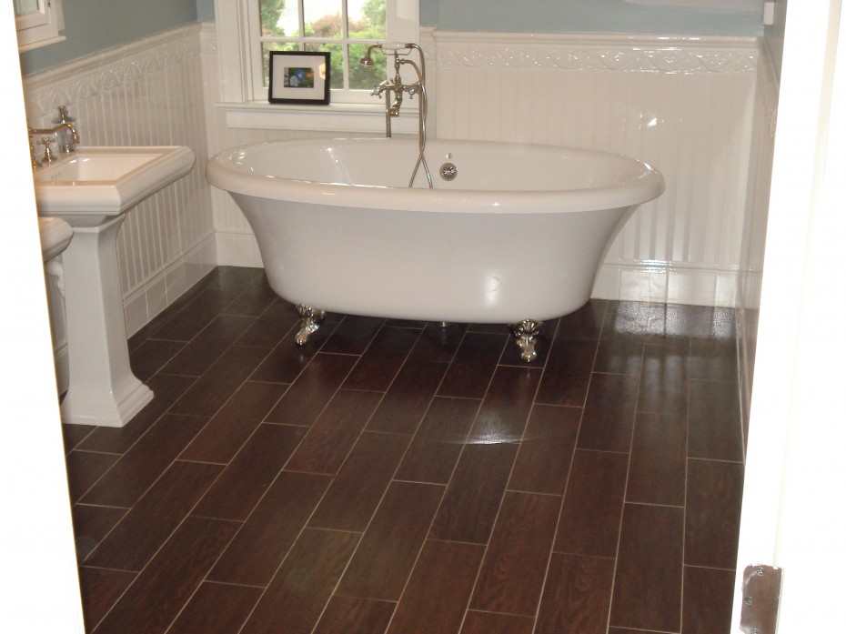 tiles-decorations-gorgeous-wood-look-tile-floors-for-inspiring-bathroom-flooring-with-unique-white-bathtubs-stainless-legs-also-sweet-white-standing-washbasin-at-contemporary-bathroom-images-des