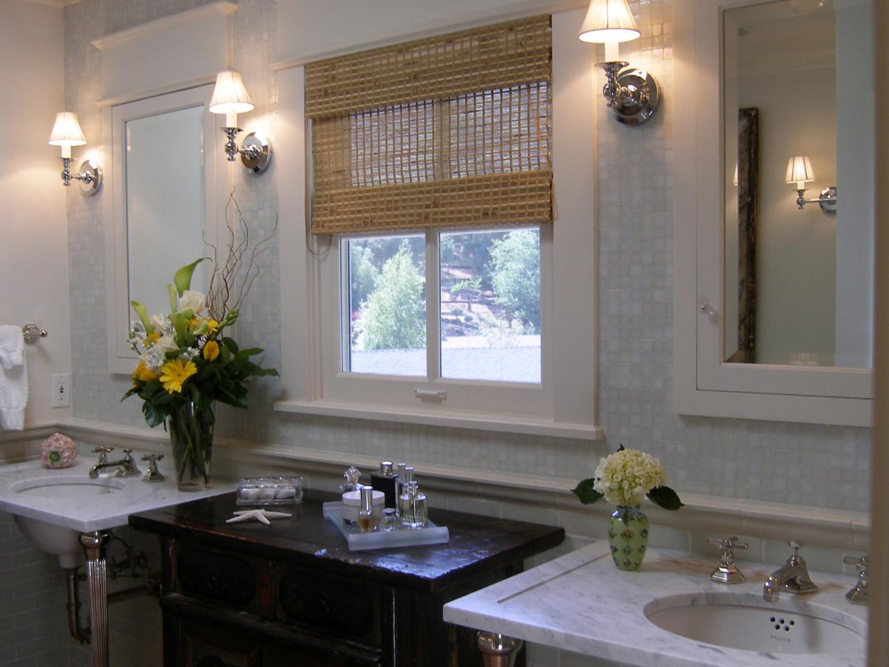 Gilder-Lori-Traditional-Vanity-Bathroom_s4x3.jpg.rend.hgtvcom.1280.960