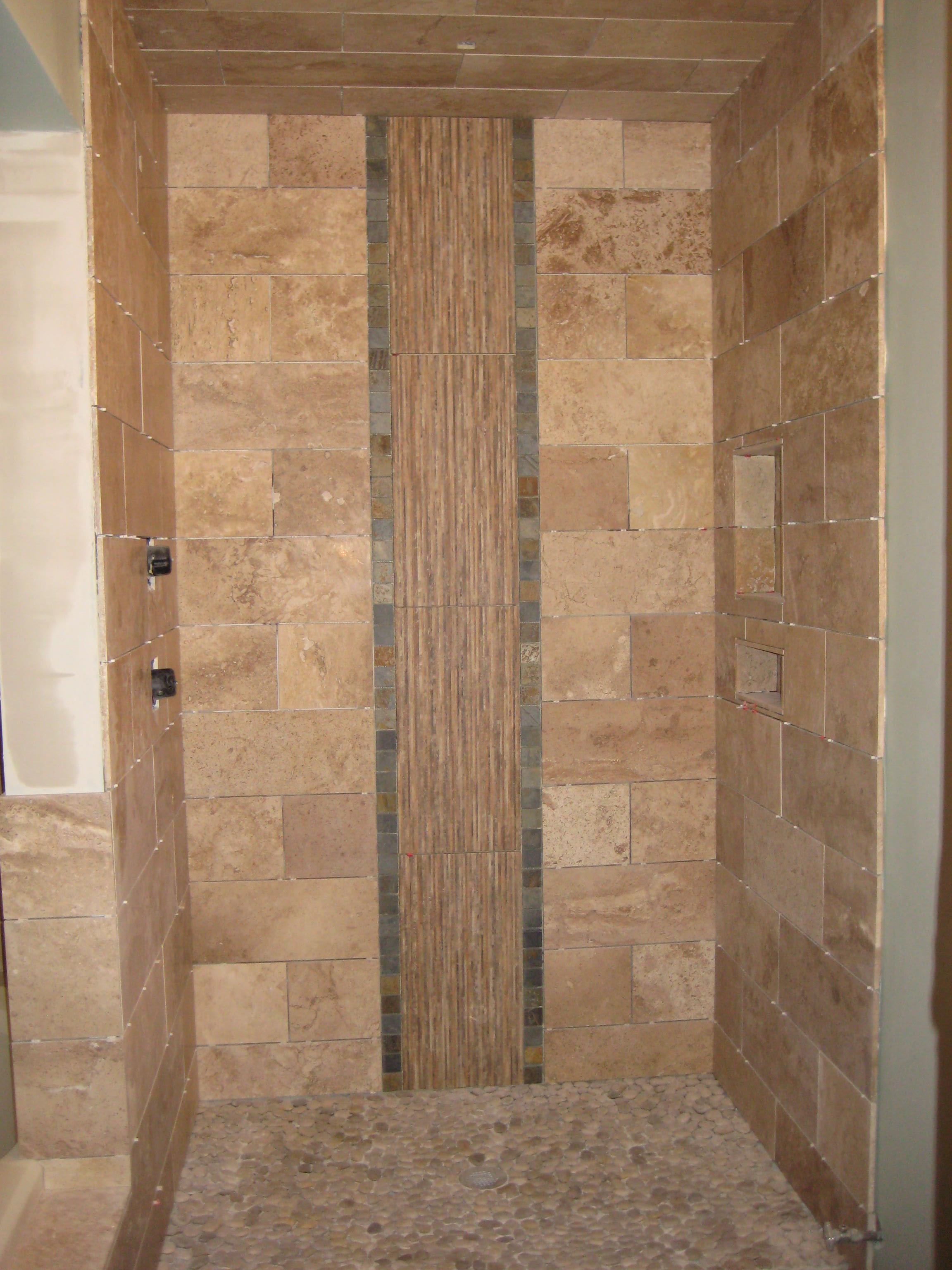 Natural-Stone-Patterns-for-Tile-Shower-Designs-in-Minimalist-Bathroom-Image