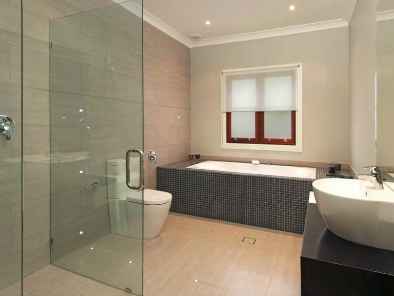 Small-Bathroom-Ideas-Floor-Tile-With-Border-Glass