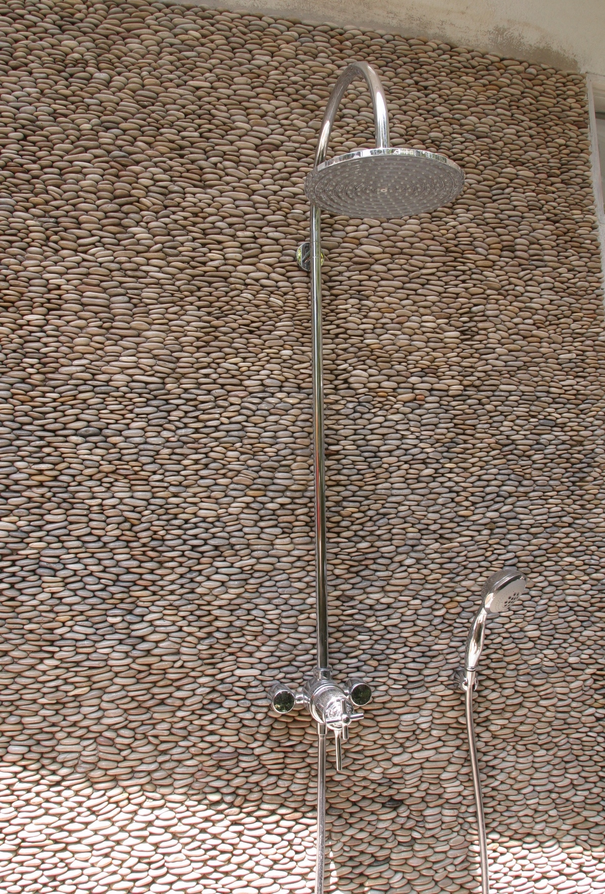 Standing-Pebble-Tile-Java_Shower_2