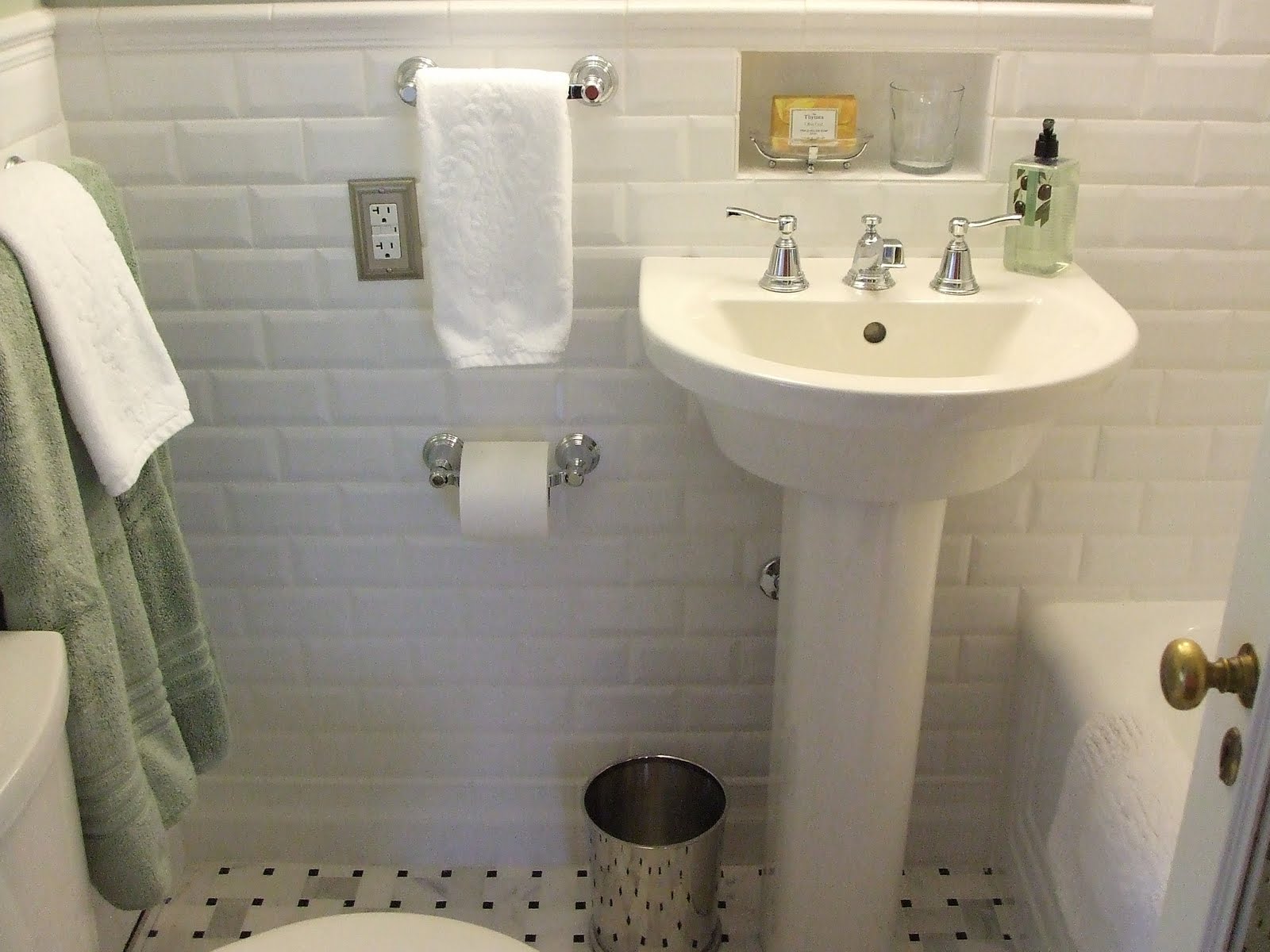 amazing-small-bathroom-decorating-ideas-with-white-vintage-bathroom-sinks