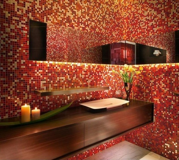 bagno-con-mosaico-sui-toni-del-rosso