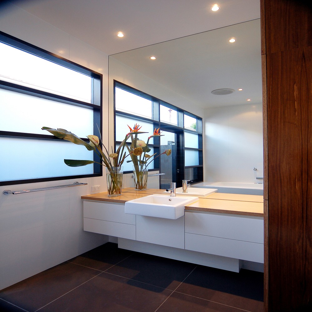 Janet Alves' 1950s bathroom her in new home in West Palm Beach, Florida on April 13, 2015.  (Brianna Soukup / Palm Beach Post)