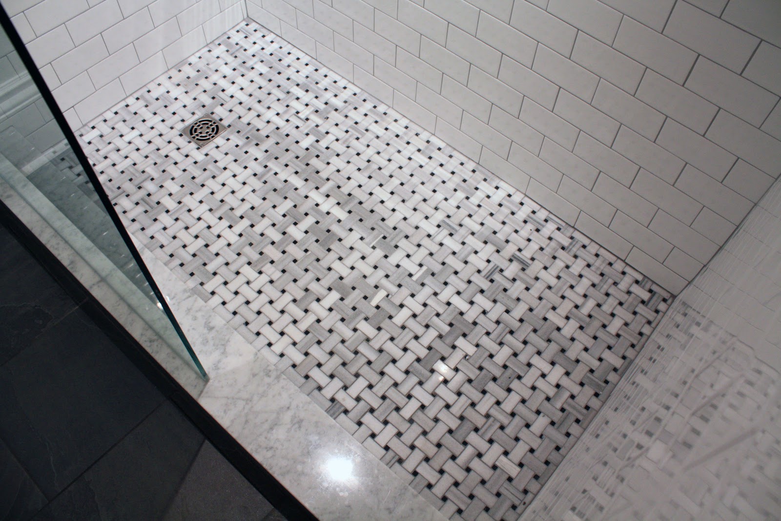 bathroom-cozy-bathroom-flooring-design-ideas-using-basketweave-marble-floor-tile-and-rectangular-white-tile-bathroom-wall-inspiring-bathroom-floor-using-basketweave-marble-floor-tile
