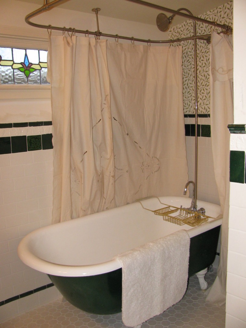 bathroom-wonderful-clawfoot-tub-in-victorian-cottage-bathroom-design-ideas-extraordinary-clawfoot-tub-bathroom-design-ideas-807x1075
