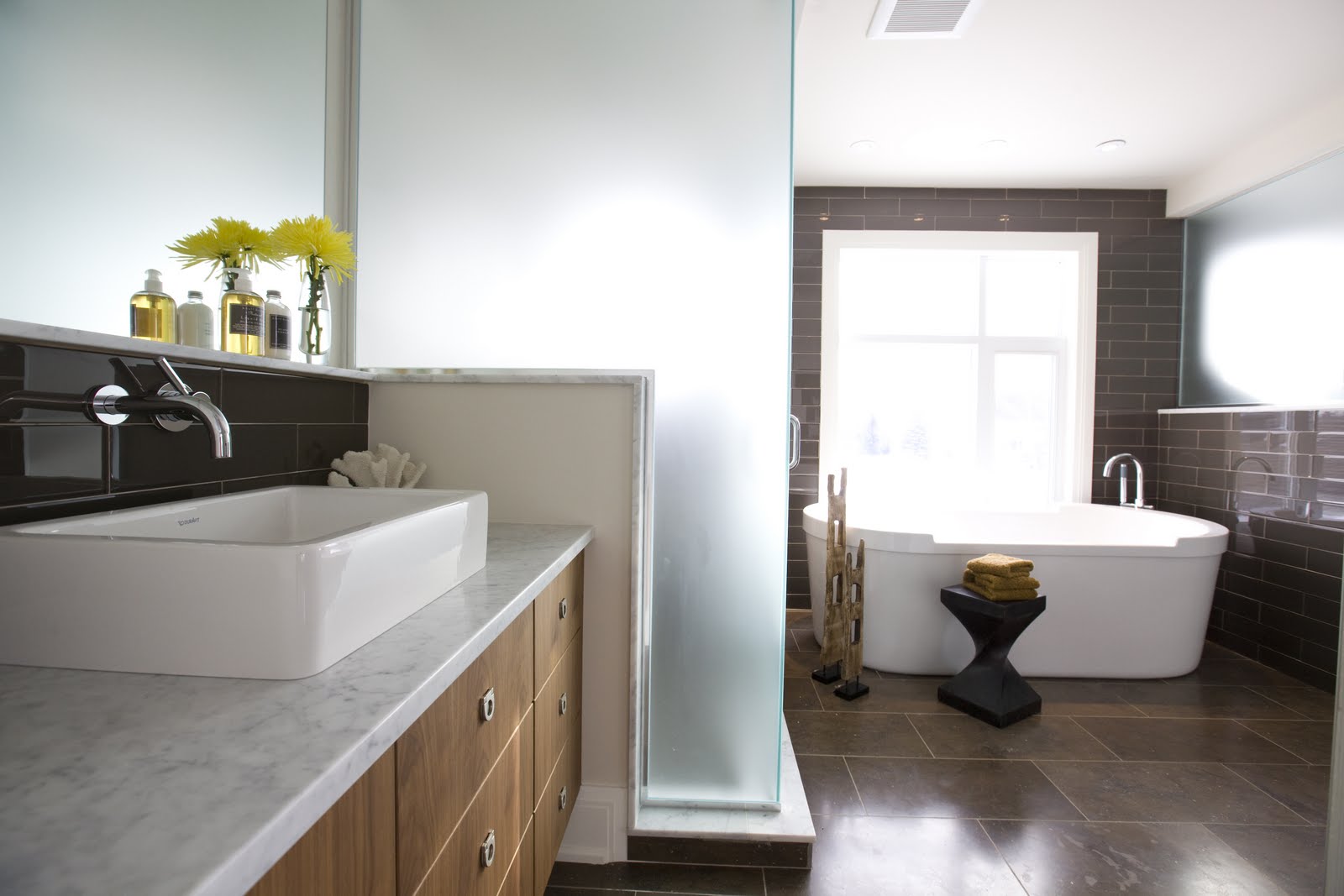 casual-sharp-with-brown-tile-on-large-bathroom