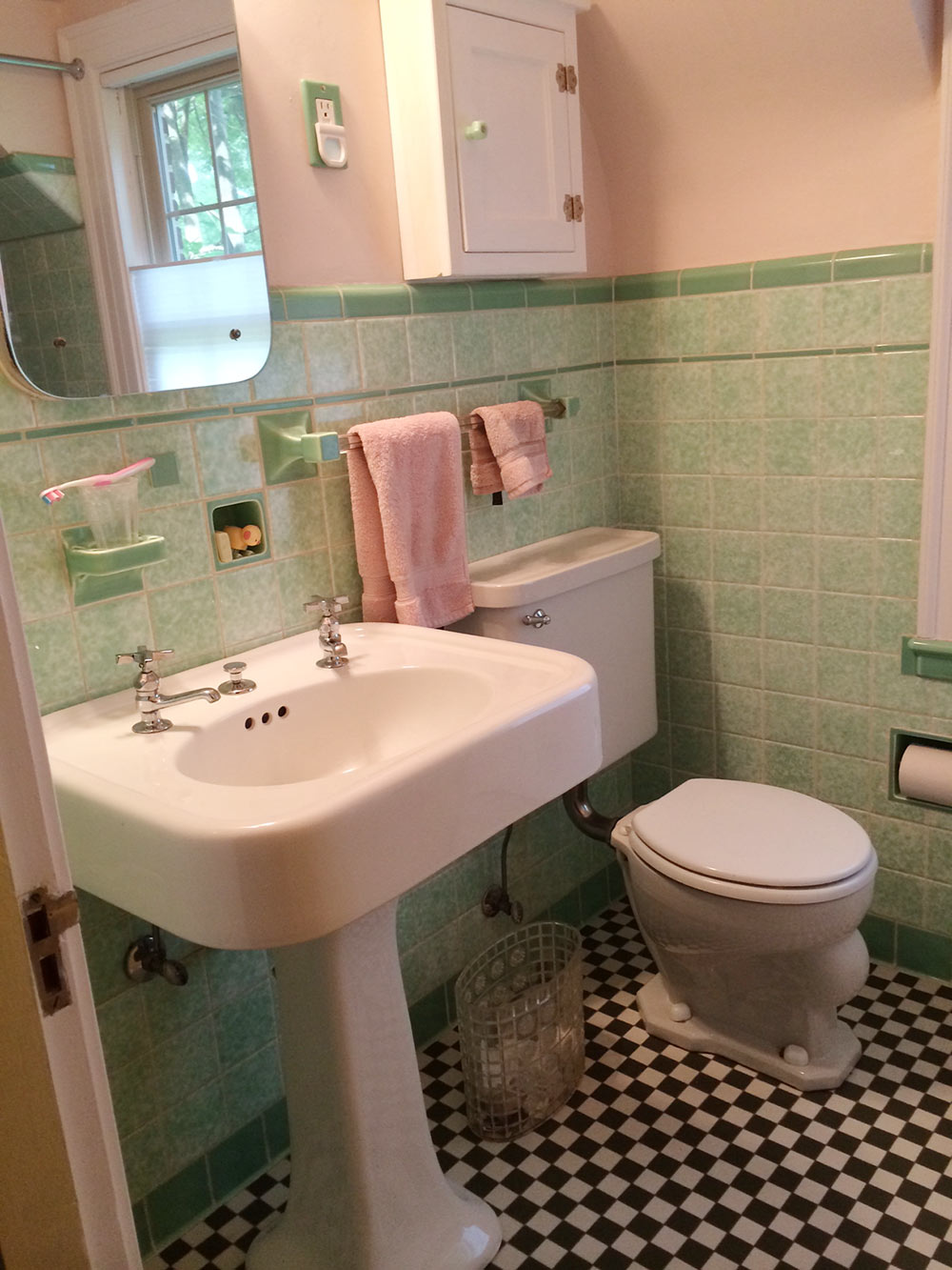 green-vintage-bathroom