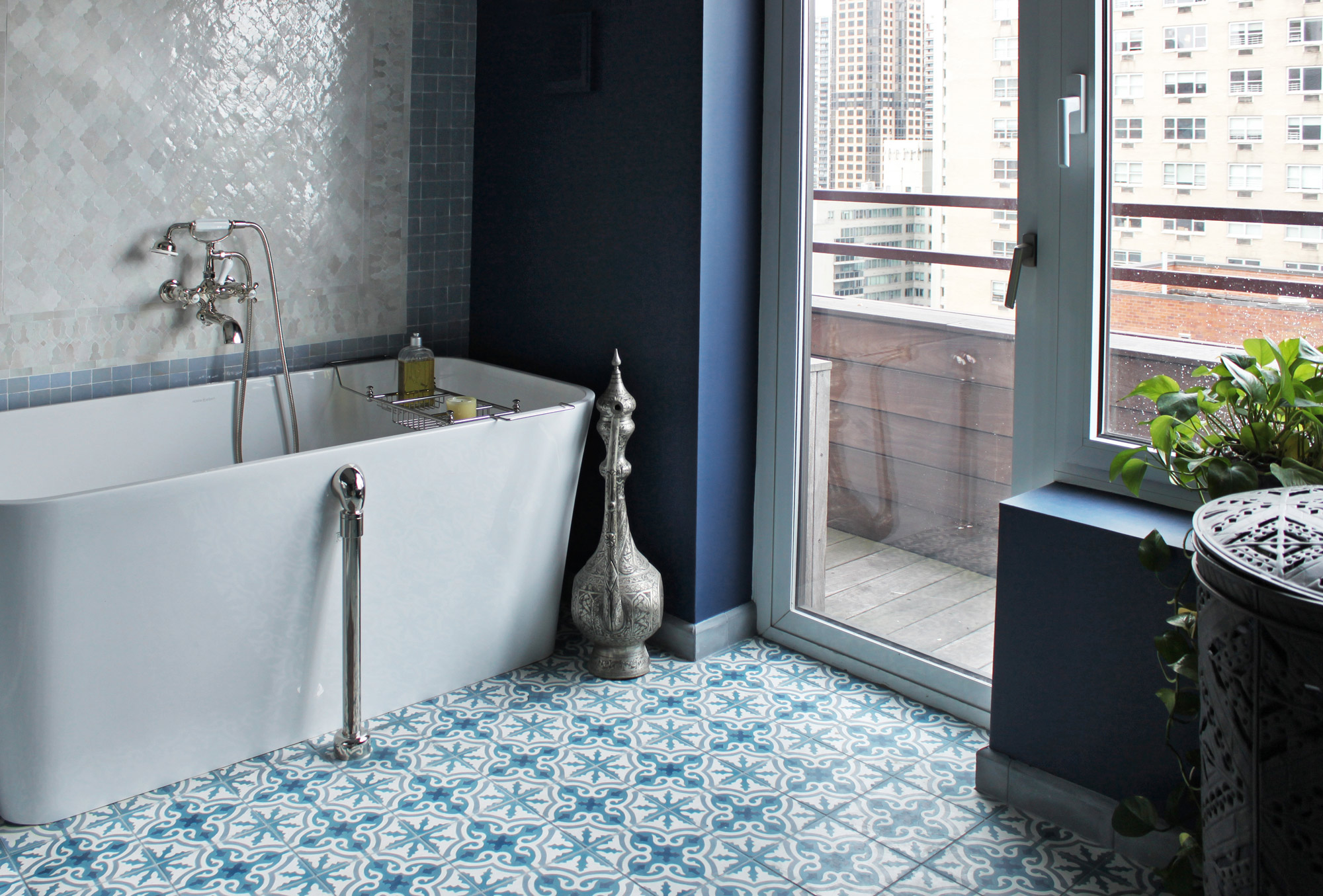 patterned-bathroom-floor-tile-tub