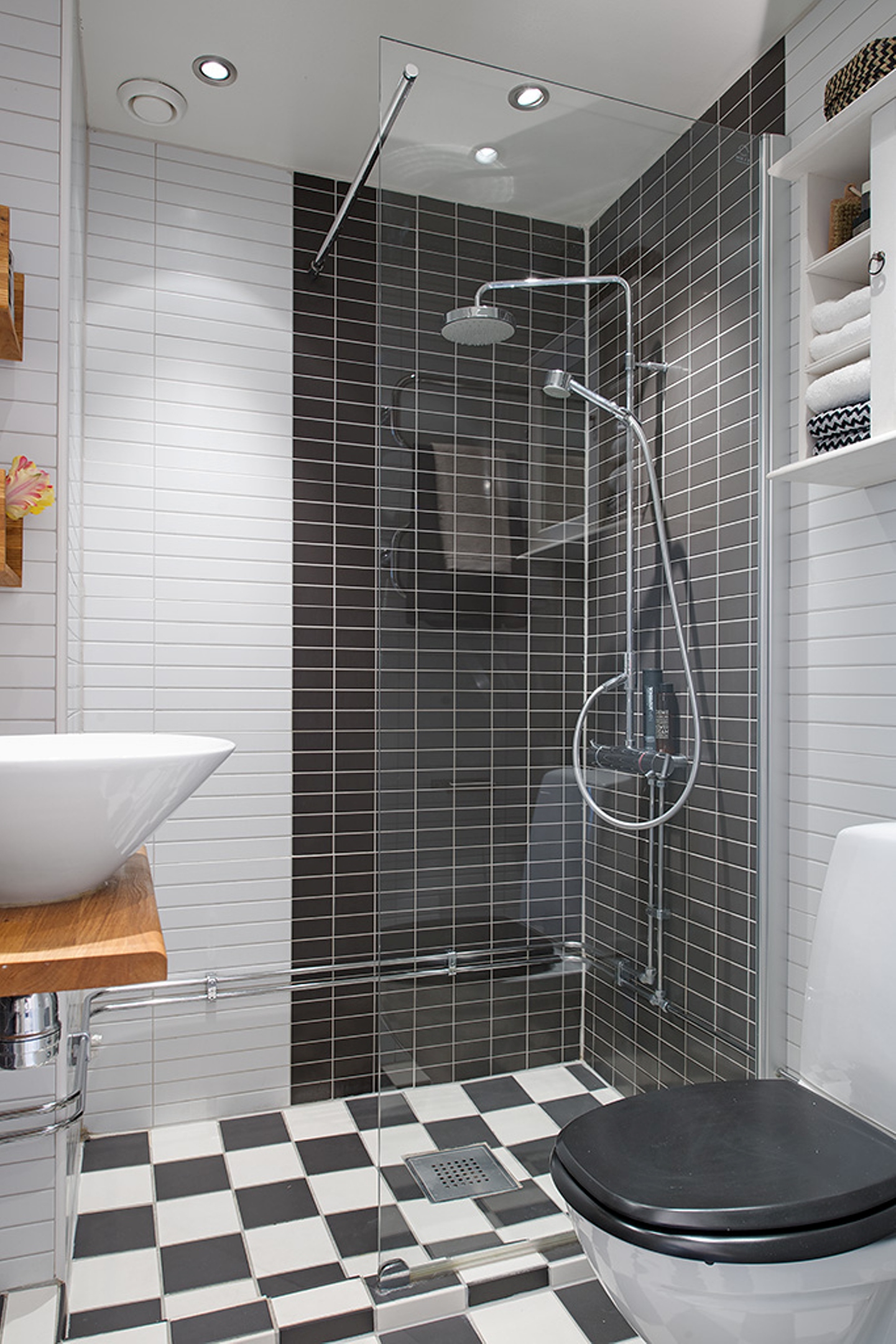 small-bathroom-ideas-modern-style-with-checkered-floor-and-subway-tile-shower-walls