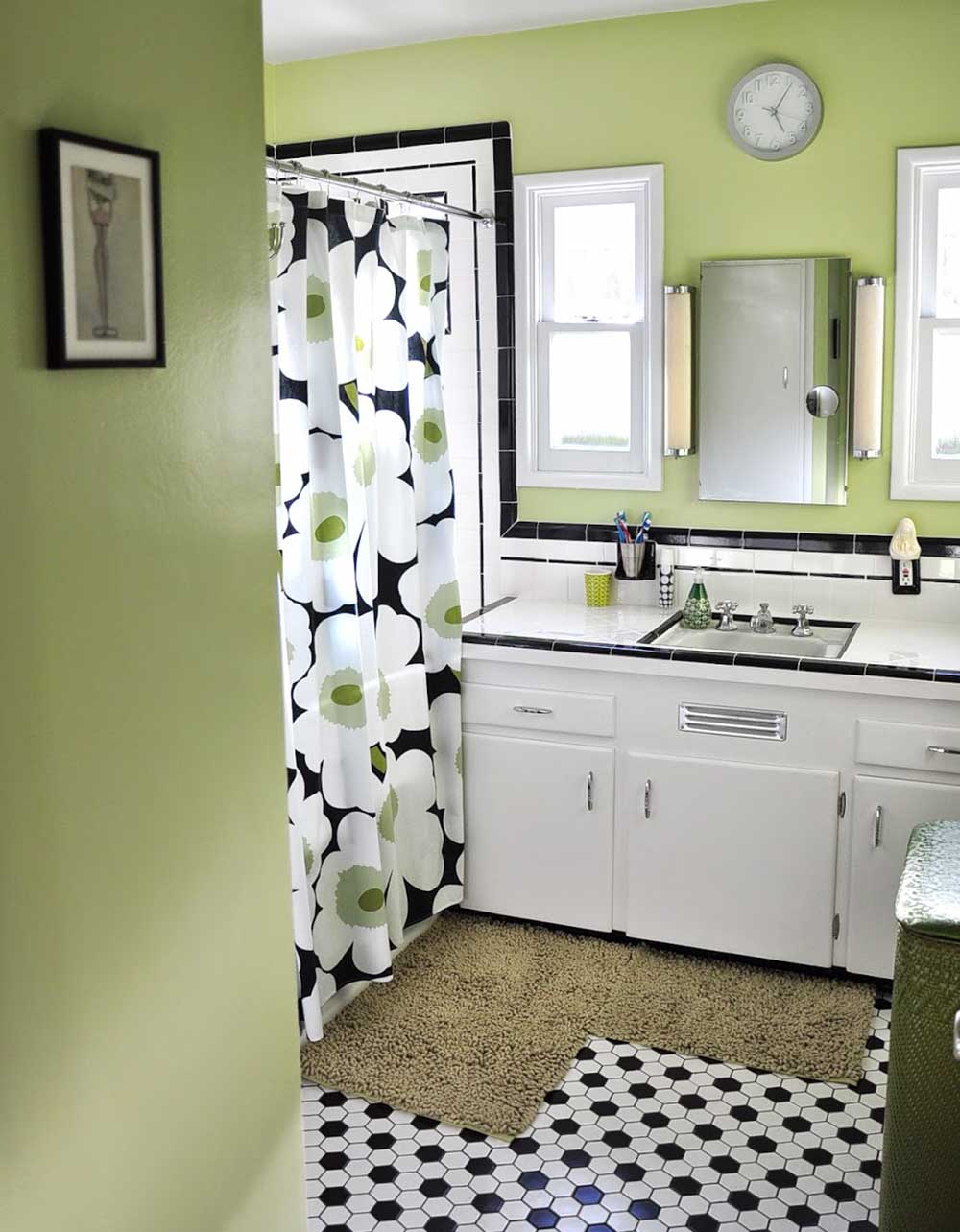 vintage-black-and-white-tile-bathroom