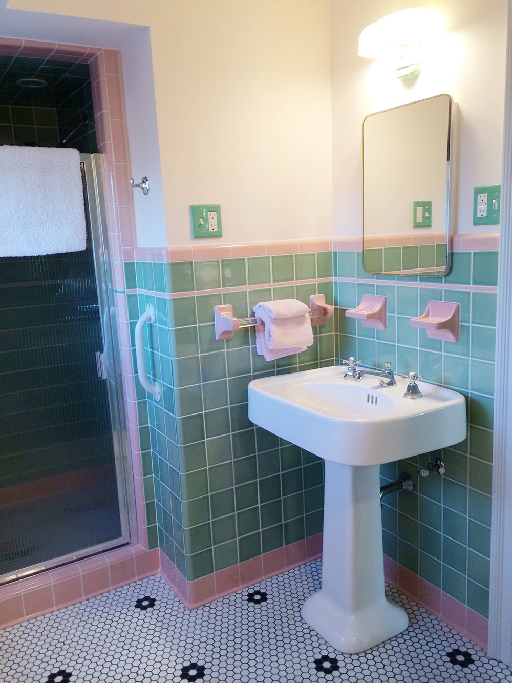 vintage-green-bathroom-pink-trim