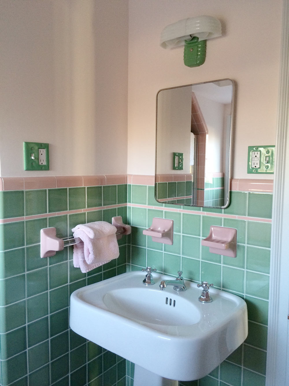 vintage-pink-and-green-bathroom