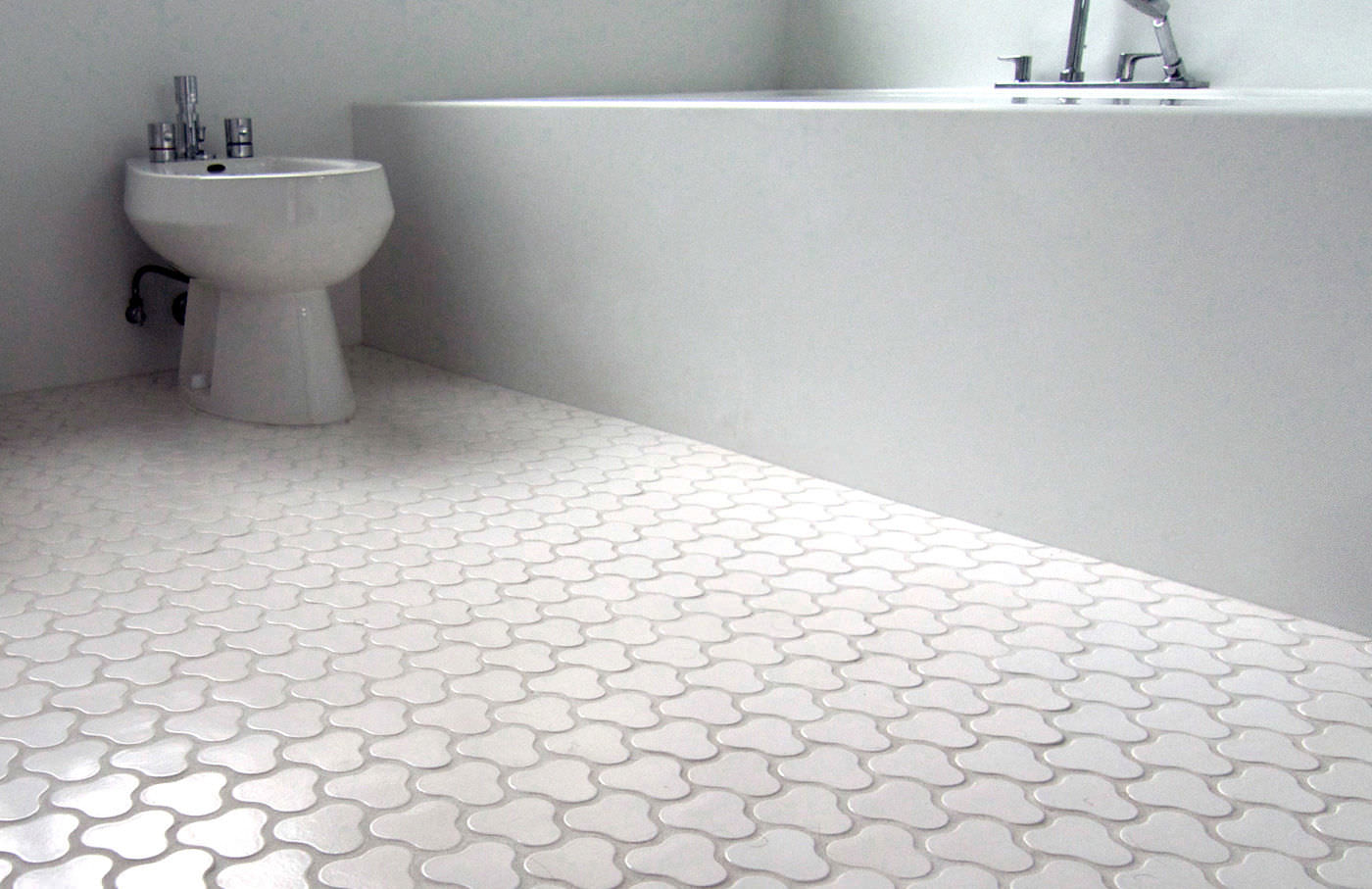 white-floor-tiles-for-bathrooms