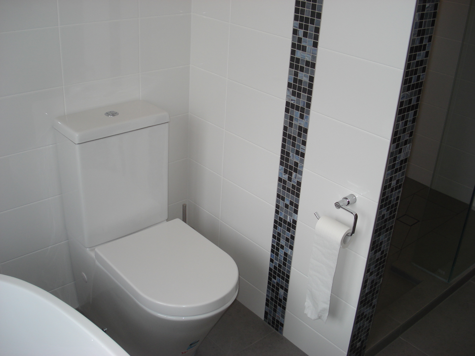 85 Kiwi Rd Bathroom Bisazza Stefania feature strip easy white wall tiles