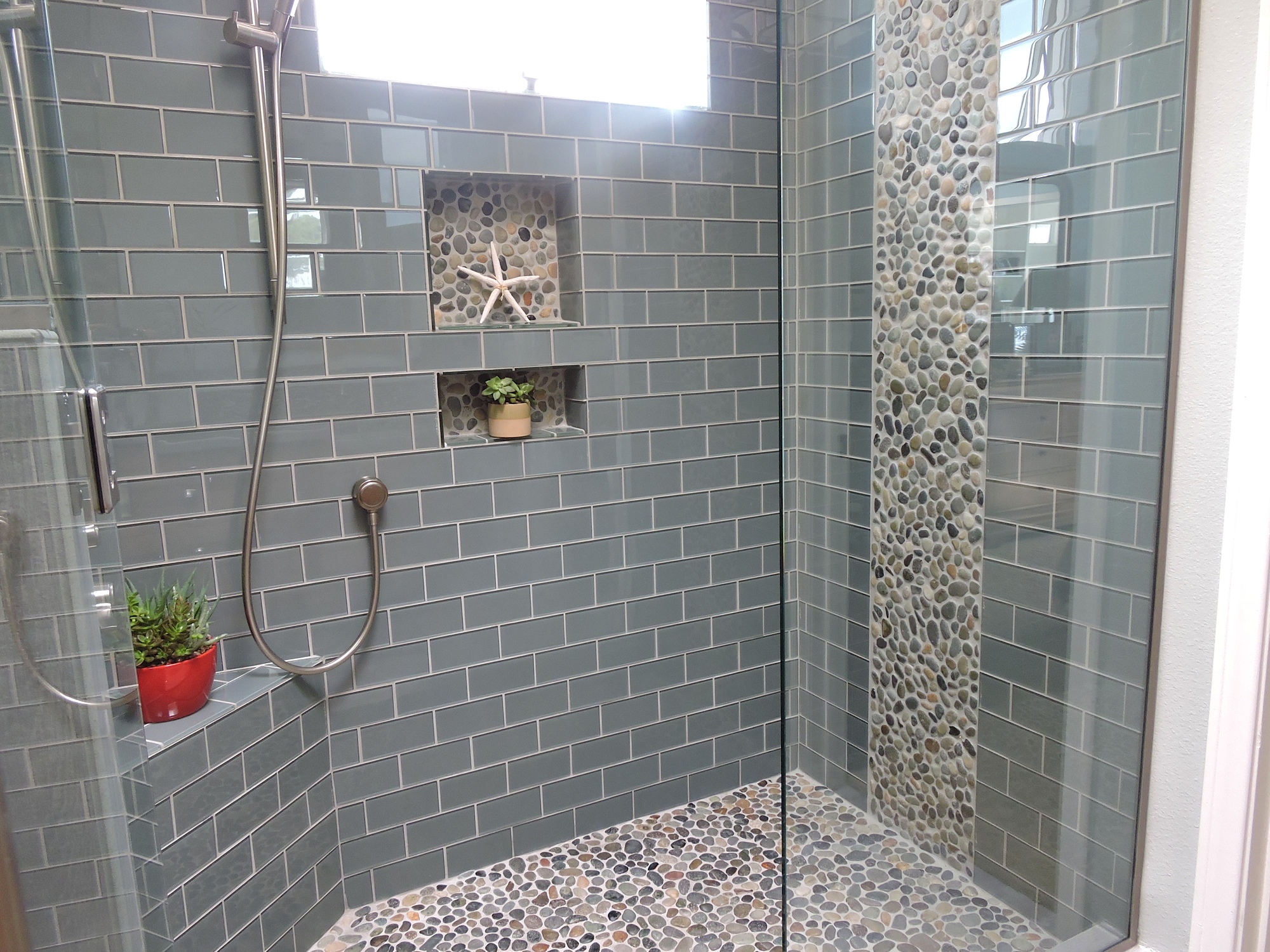 Bali-Ocean-Pebble-Tile-Shower-Floor-with-Accents