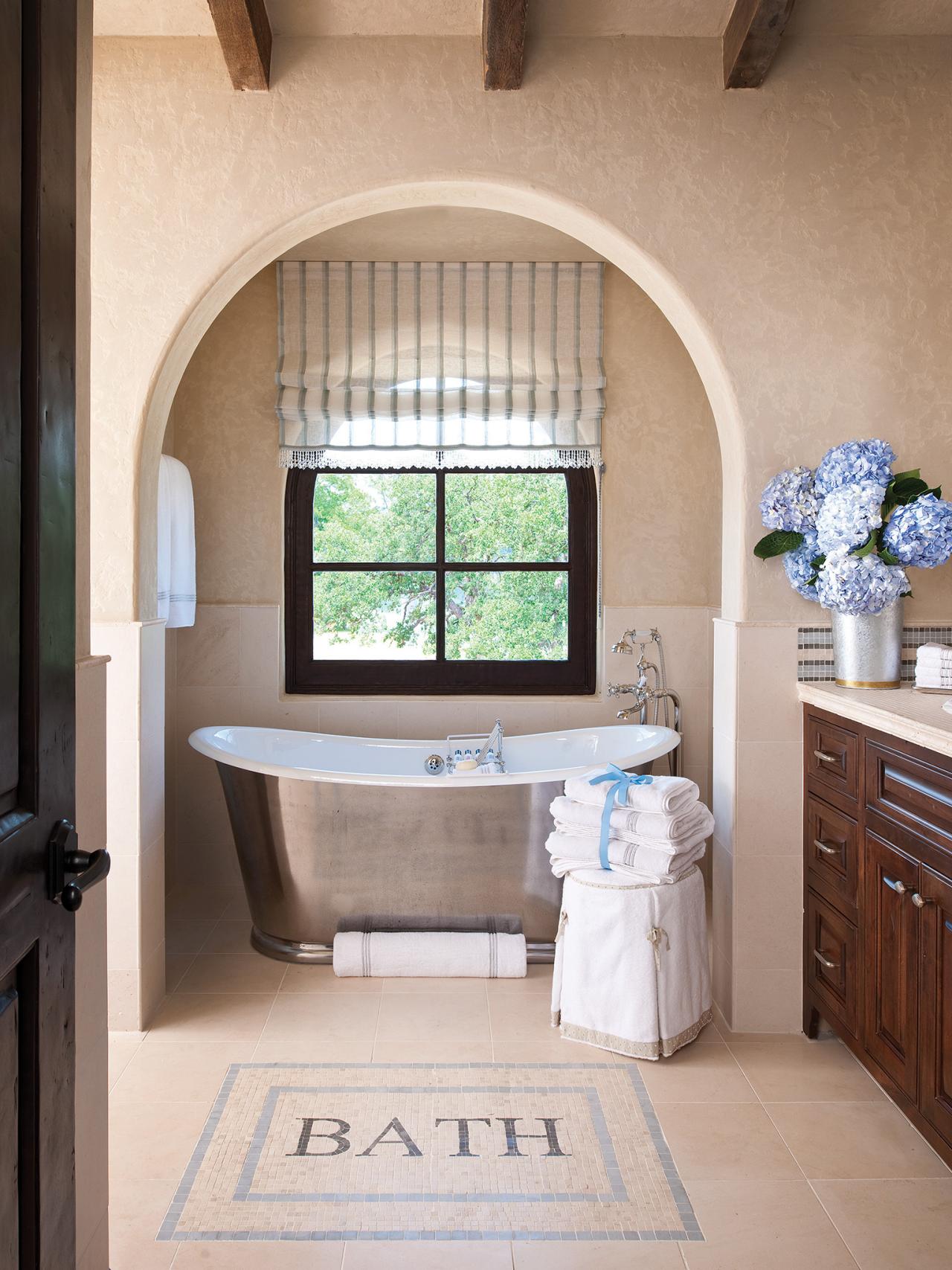 CI-Allure-of-French-and-Italian-Decor_Mosaic-Floor-Tile-Tub-Pg179_3x4.jpg.rend.hgtvcom.1280.1707