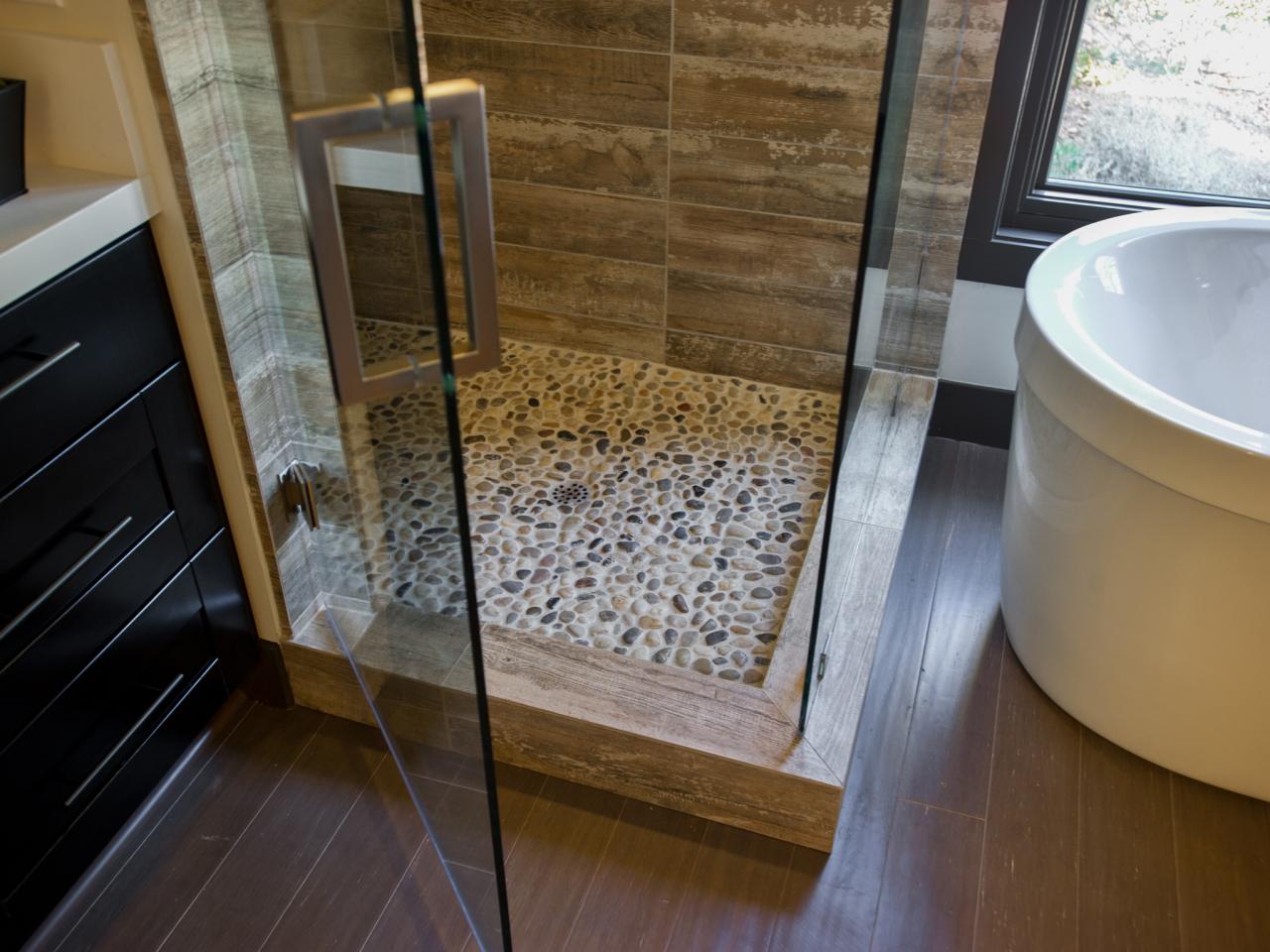 DH2014_master-bathroom-13-EPP0677-Detail-shower-floor_h.jpg.rend.hgtvcom.1280.960