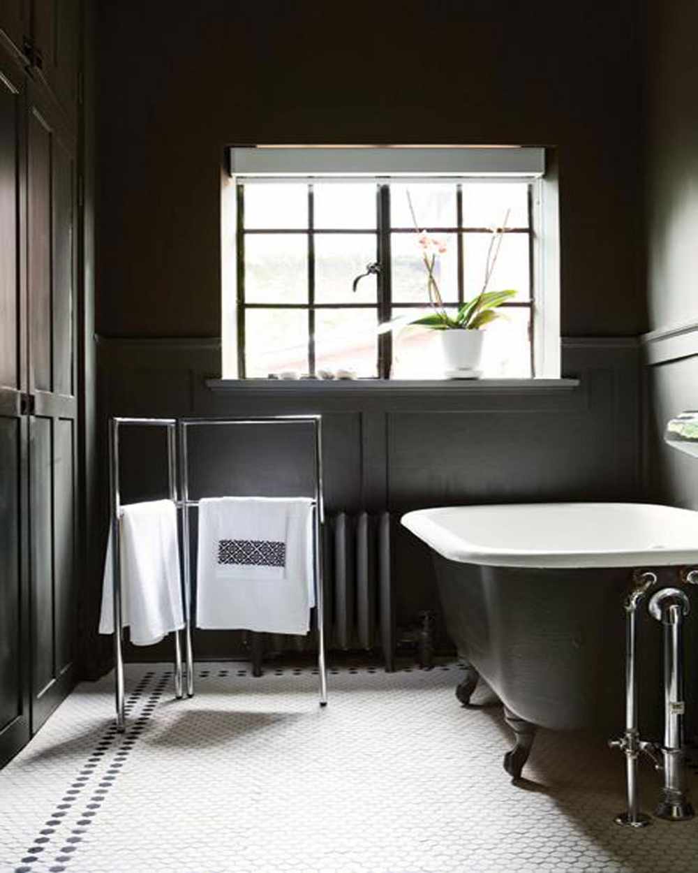 Traditional-Black-and-White-Home-Bathroom-Decor