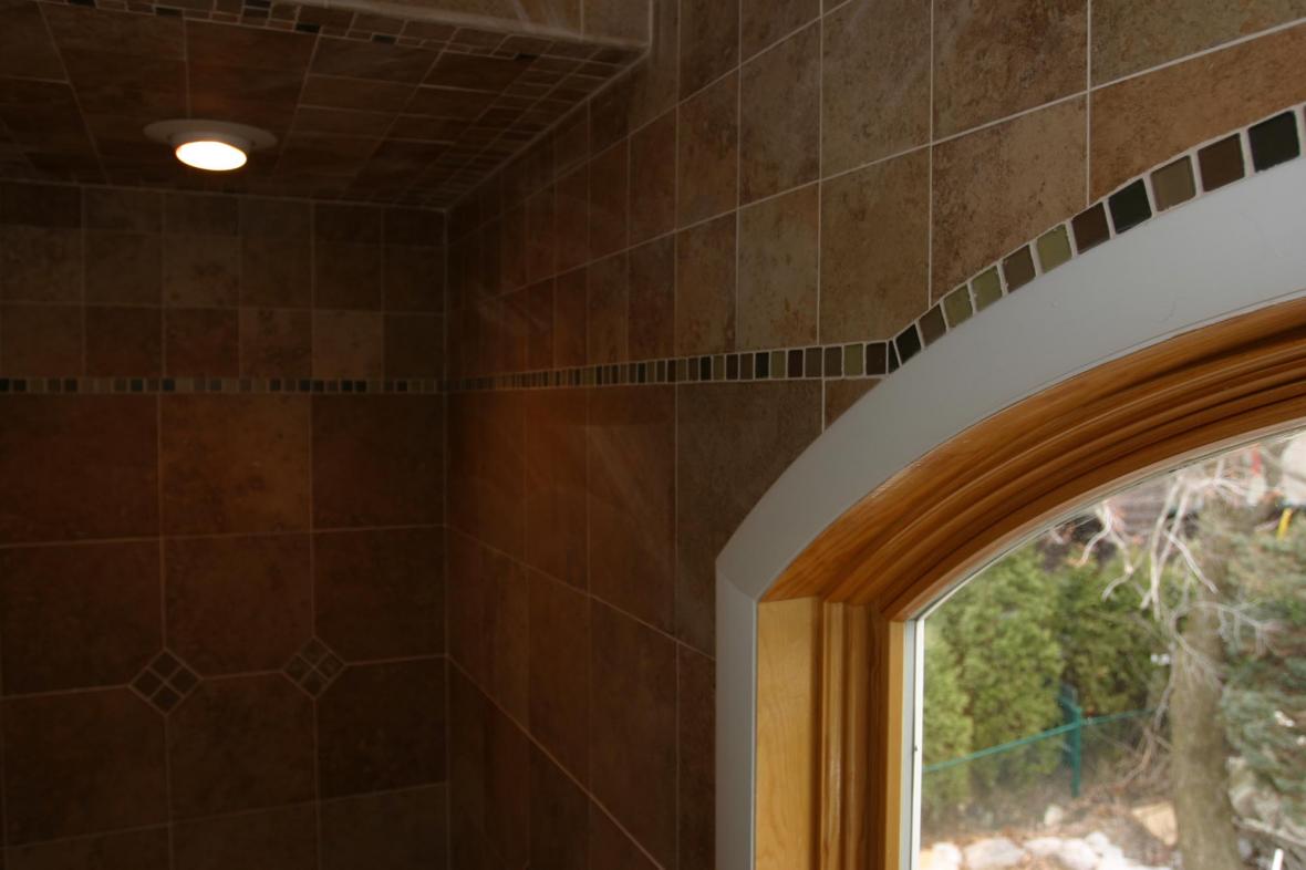 bathroom-wall-and-ceiling-tile-custom-glass-border