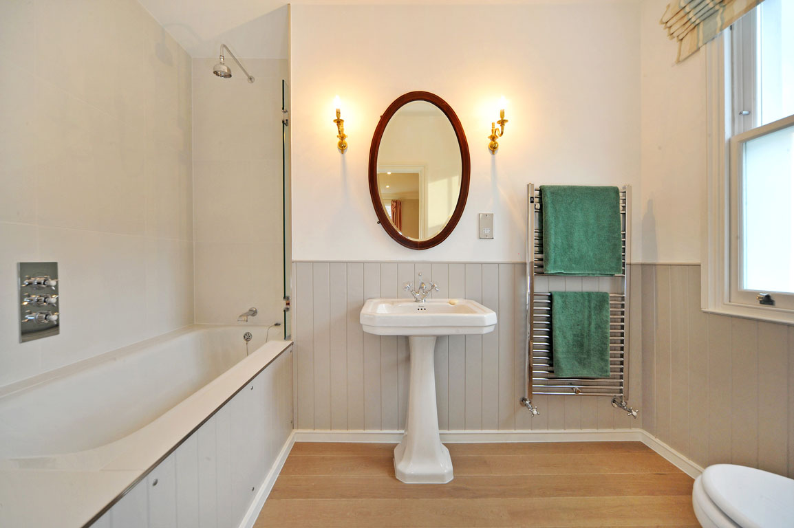 color-depend-room-traditional-modern-bathroom
