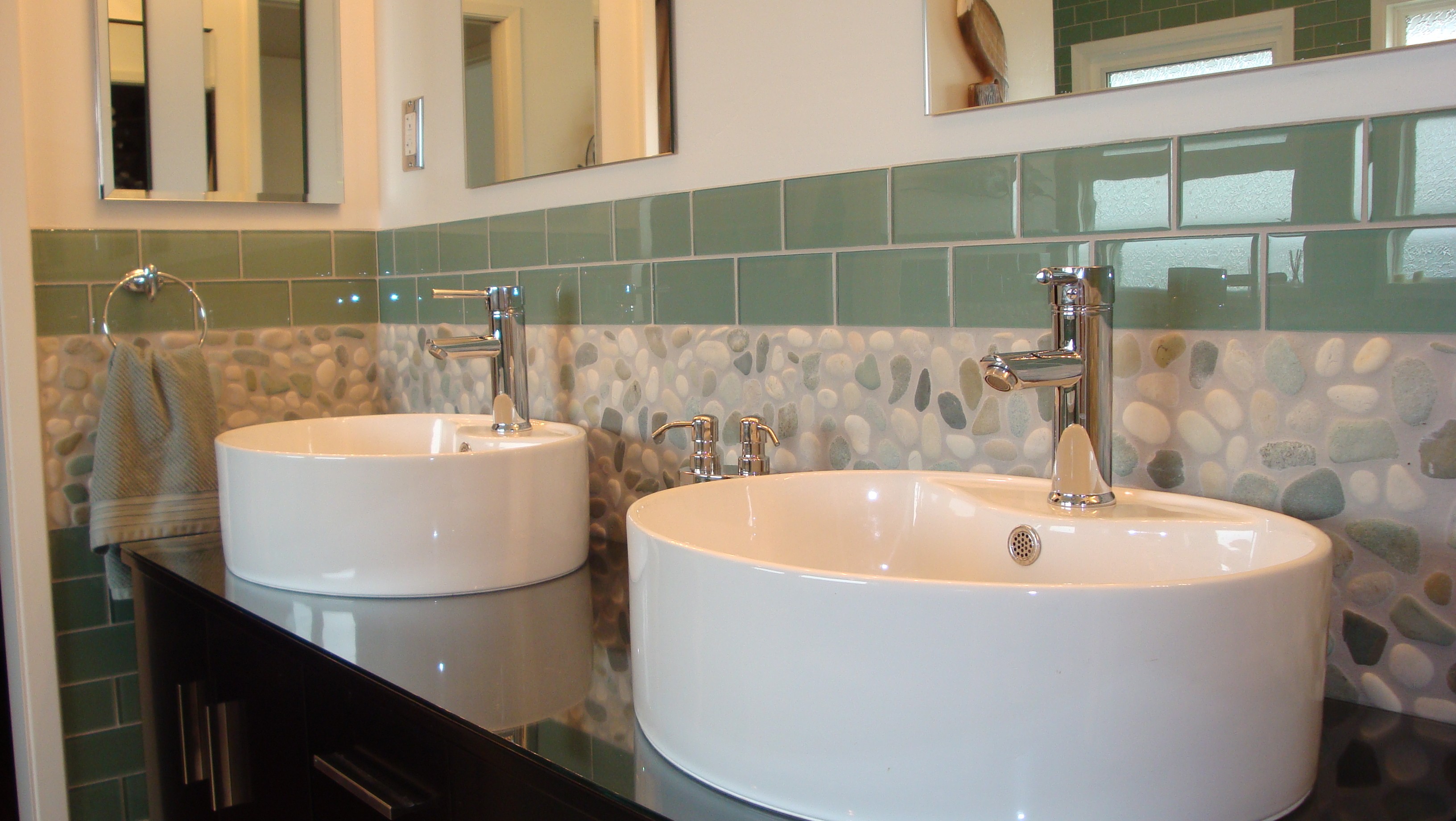 interior-bathroom-furniture-bath-ideas-modern-home-furniture-bathroom-ocean-pebble-tile-backsplash-designs-glass-tile-backsplash-in-with-interesting-decorations-round-ceramic-sink-and-chrome-ring-tow
